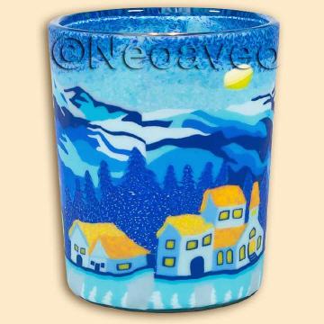 6 cm Leuchtglas Votivglas von Kerzenfarm Hahn, mit Winternacht in den Bergen. Das Motiv A Mountains Winternight zeigt schneebedeckte Berggipfel, Vollmond am Himmel und beleuchtet Häuser im Tal