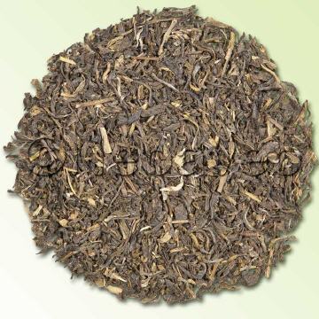 Darjeeling Tee Nagri Farm FTGFOP1, grüner Tee mit gleichmäßig gearbeitetem grünem Blatt und silbernen Blattspitzen. Der Aufguss hat eine zitrusfarbenen Tasse und einen runden, weichen Grünteecharakter. Der Teegarten Nagri Farm liegt im Rongbong Valley und hat sich während er letzten Jahre, vor allem bei Grünteeproduktionen, einen hervorragenden Namen gemacht.