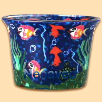 Aquarium ist ein buntes Leucht-Teelichtglas mit Wasserpflanzen, bunten Fischen in klarem Aquariumwasser.
