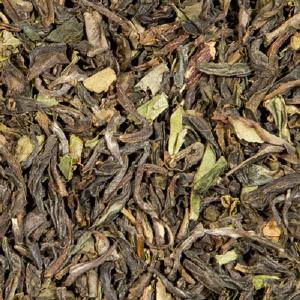 Darjeeling Tee first flush. Am Ende der Monsunzeit im Februar beginnt je nach Witterung die Ernte der ersten zarten Teetriebe. Die Tasse ist hell bis honigfarben. Flugtee ist ab ca. Mai in unseren Teegeschften zu haben.